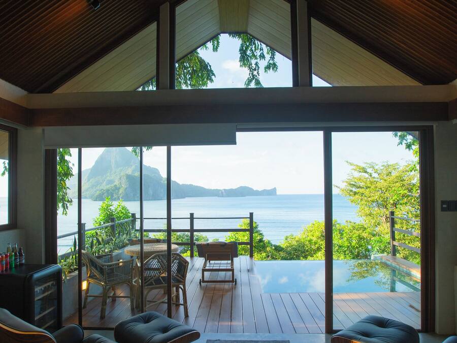 Signature-Villa, eigener Pool, Meerblick | Wohnbereich | 42-Zoll-Smart-TV mit Digitalempfang, Netflix, Streaming-Dienste