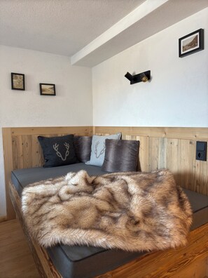 6 bedrooms, bed sheets