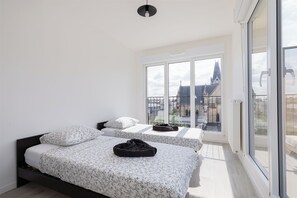 4 Schlafzimmer, Schreibtisch, Bügeleisen/Bügelbrett, WLAN