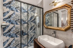 Dusche, Haartrockner, Bidet, Handtücher