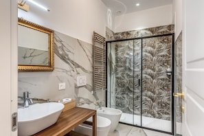 Shower, hair dryer, bidet, towels - Napolehome Luxury Apartment in the center of Rome (Roma)