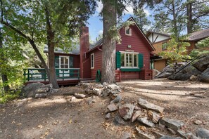 Exterior - Robins Nest - Walk to Slopes, Hot Tub, Deck, BBQ (Big Bear Lake)