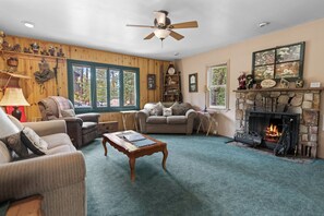 Smart TV, fireplace - Robins Nest - Walk to Slopes, Hot Tub, Deck, BBQ (Big Bear Lake)