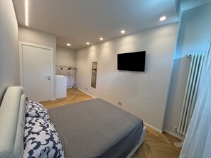 2 chambres, fer et planche à repasser, lit de bébé portatif