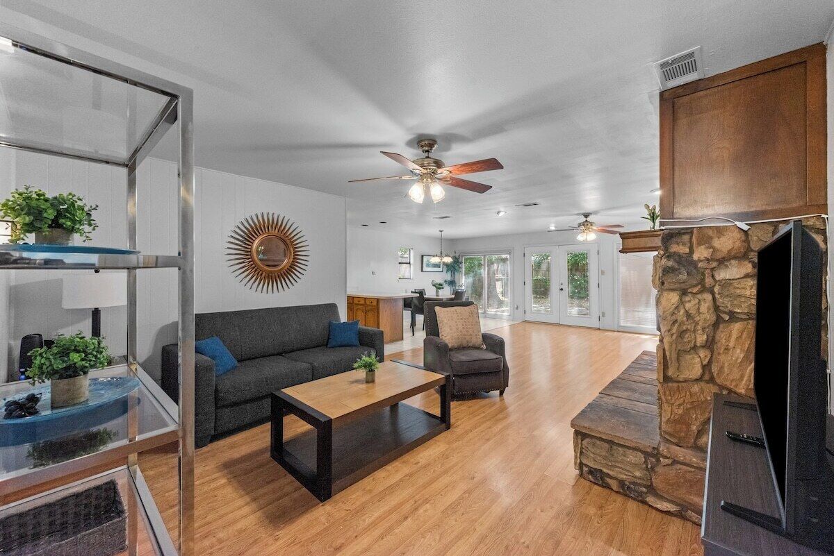 TV, fireplace
