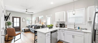 Adam's Downtown Retreat with 2 Rooftop Patios (1012/1014 Franklin)