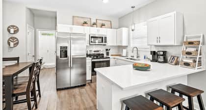 Adam's Downtown Retreat with 2 Rooftop Patios (1012/1014 Franklin)