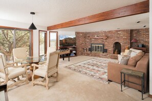 Smart TV, chimenea, futbolito, libros