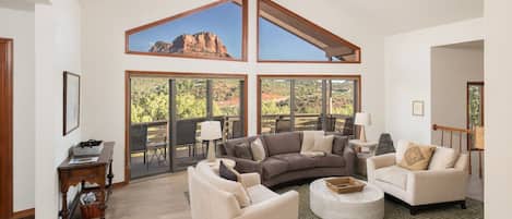 Smart TV, chimenea, futbolito, libros