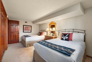 5 Schlafzimmer, Schreibtisch, Bügeleisen/Bügelbrett, Reisekinderbett