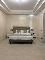 Caja de seguridad en la habitación y escritorio 