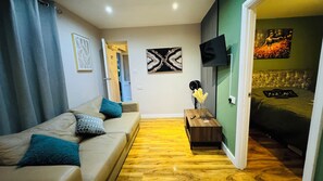 1 bedroom, iron/ironing board, WiFi, bed sheets - ENTIRE APARTMENT WITH GARDEN AND PARKING GREATER LONDON 10 MINUTES TO WIMBLEDON  (Sutton)