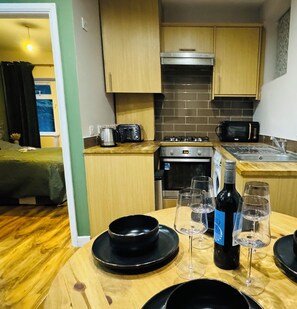 Microwave, oven, stovetop - ENTIRE APARTMENT WITH GARDEN AND PARKING GREATER LONDON 10 MINUTES TO WIMBLEDON  (Sutton)