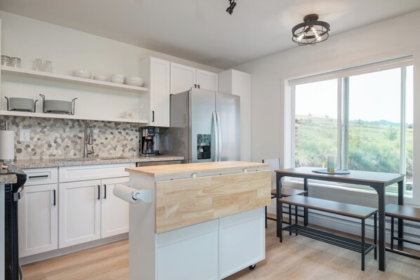 Refrigerador, microondas, horno, placa de cocina