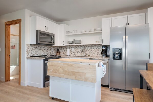 Kylskåp, mikrovågsugn, ugn och spishäll