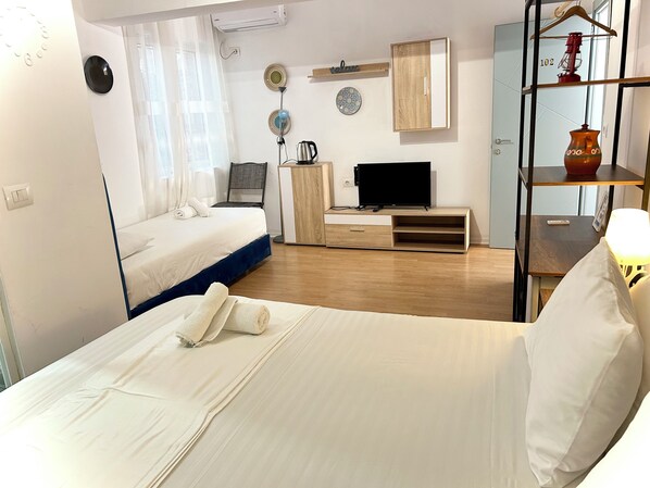 9 bedrooms, WiFi, bed sheets - Tirana Budget Retreat Hotel (Tirane)