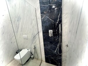 Haartrockner, Handtücher, Seife, Toilettenpapier
