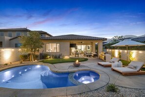 Um imóvel residencial com piscina, área de estar externa e um espaço de pátio.