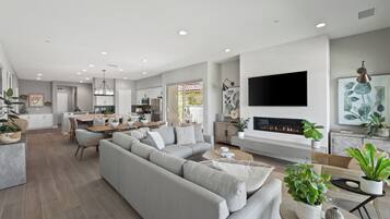 TV connectée, cheminée, écrans d'ordinateur, imprimantes