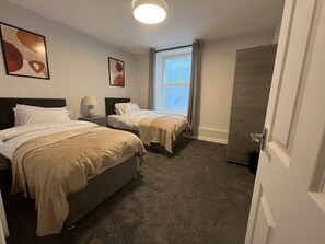 2 عدّة غرف نوم ومكواة/لوح كي وواي فاي وملاءات أسرّة