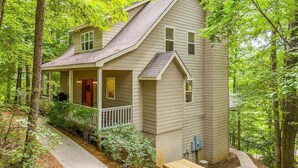 A two-story house with a porch, surrounded by trees. - Alpine Chalet| 5BR | Helen, GA| near golf| community pool (Helen)