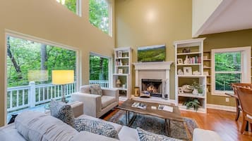 Smart TV, fireplace