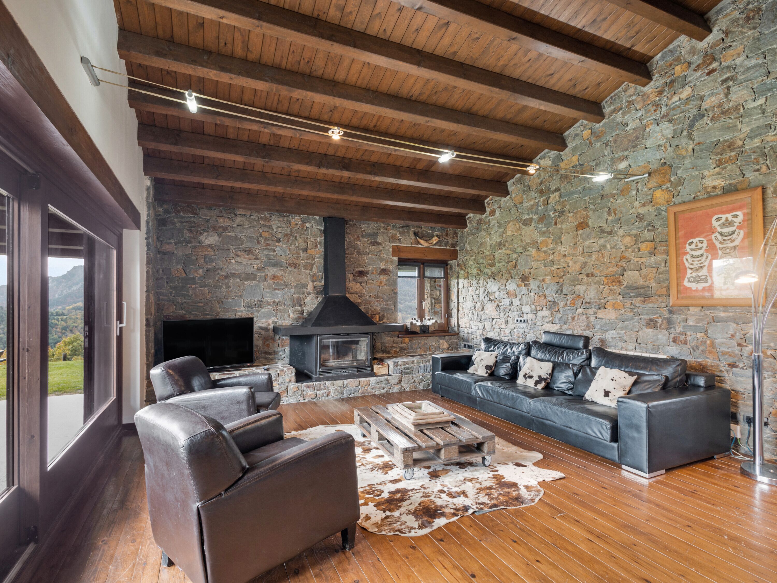 Een televisie en een open haard