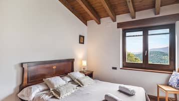 3 bedrooms, free WiFi, bed sheets, wheelchair access
