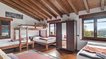 3 bedrooms, free WiFi, bed sheets, wheelchair access