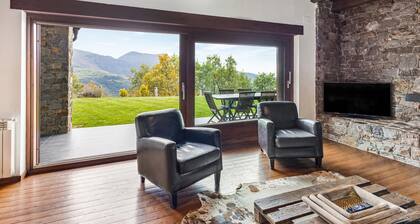 Chalet 'Casa Campelles 1' with Mountain View, Private Terrace and Wi-Fi
