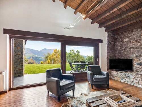 Chalet 'Casa Campelles 1' with Mountain View, Private Terrace and Wi-Fi