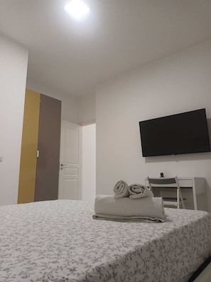 3 bedrooms, iron/ironing board, travel crib, WiFi