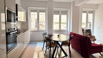Frigorifero, microonde, forno, piano cottura