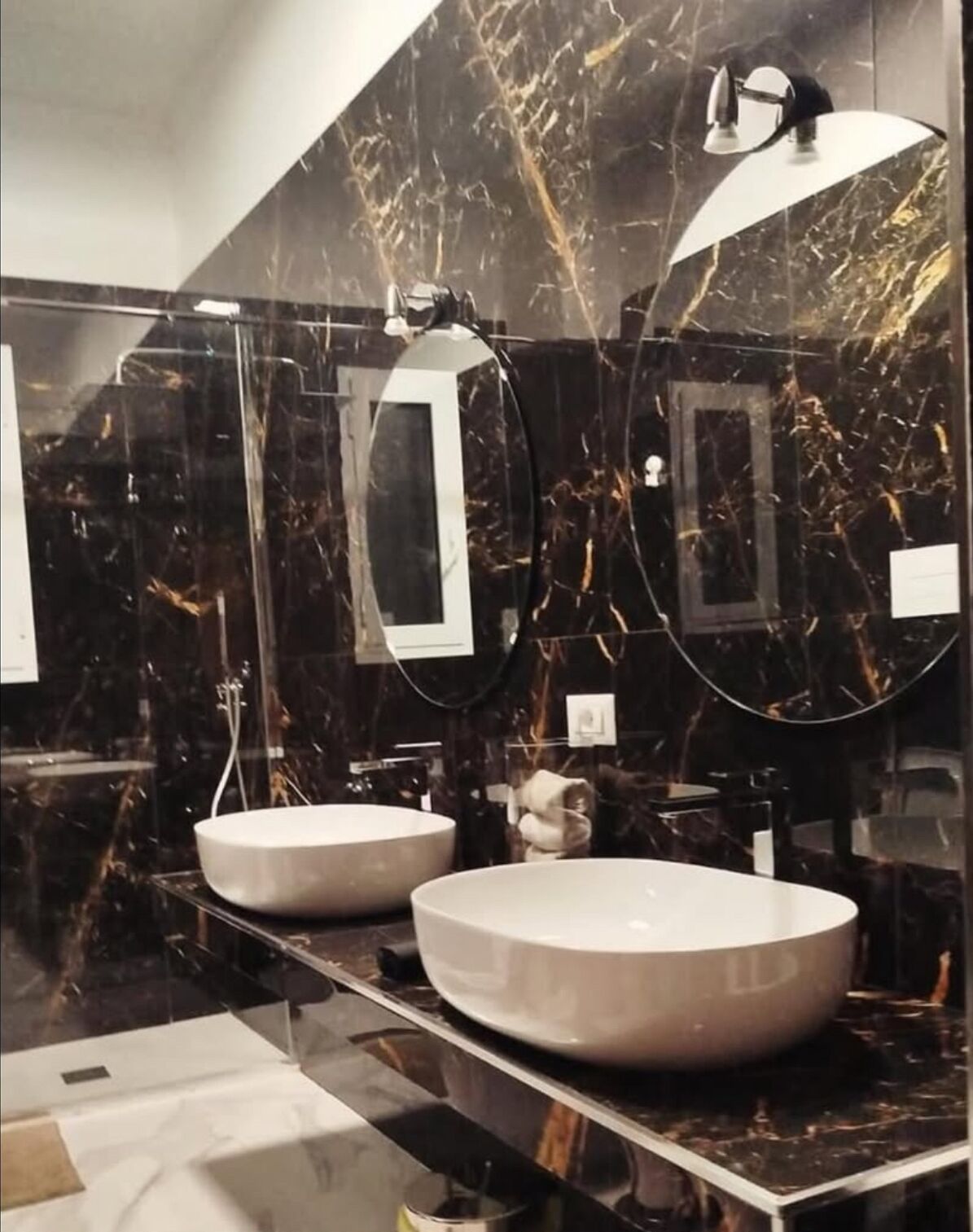 Een douche, een haardroger, een bidet, handdoeken