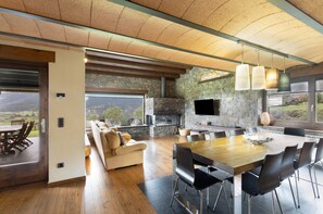 Dining - Chalet 'Casa Campelles 2' with Mountain View, Shared Terrace and Wi-Fi (Campelles)