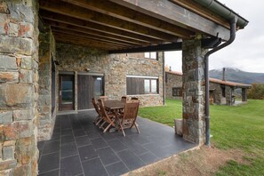 Outdoor dining - Chalet 'Casa Campelles 2' with Mountain View, Shared Terrace and Wi-Fi (Campelles)