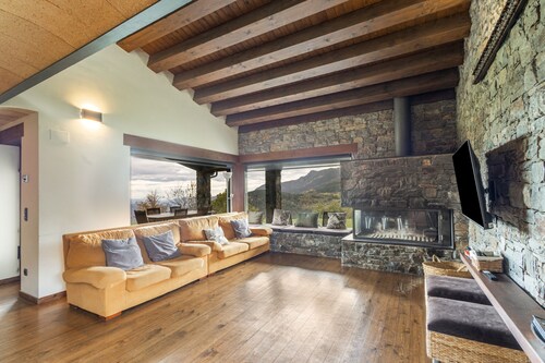 Chalet 'Casa Campelles 2' with Mountain View, Shared Terrace and Wi-Fi
