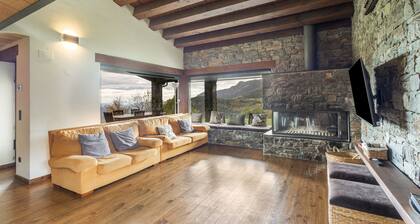 Chalet 'Casa Campelles 2' with Mountain View, Shared Terrace and Wi-Fi
