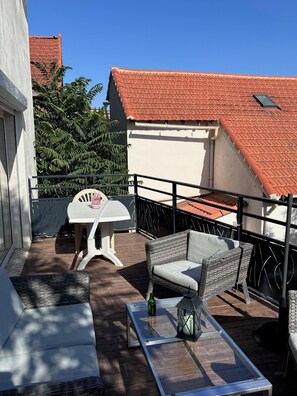 Outdoor dining - Holiday Home 'Chez Cisco' with Sea View, Wi-Fi and Air Conditioning (le lavandou)