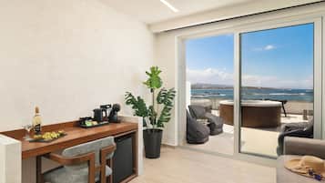 Sunlounge Seafront Suite with Outdoor Hot tub | In-room safe, desk, laptop workspace, soundproofing