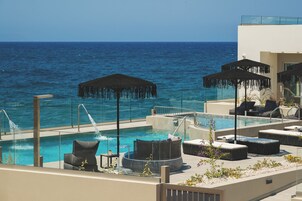Εποχική εξωτερική πισίνα, ομπρέλες πισίνας, ξαπλώστρες