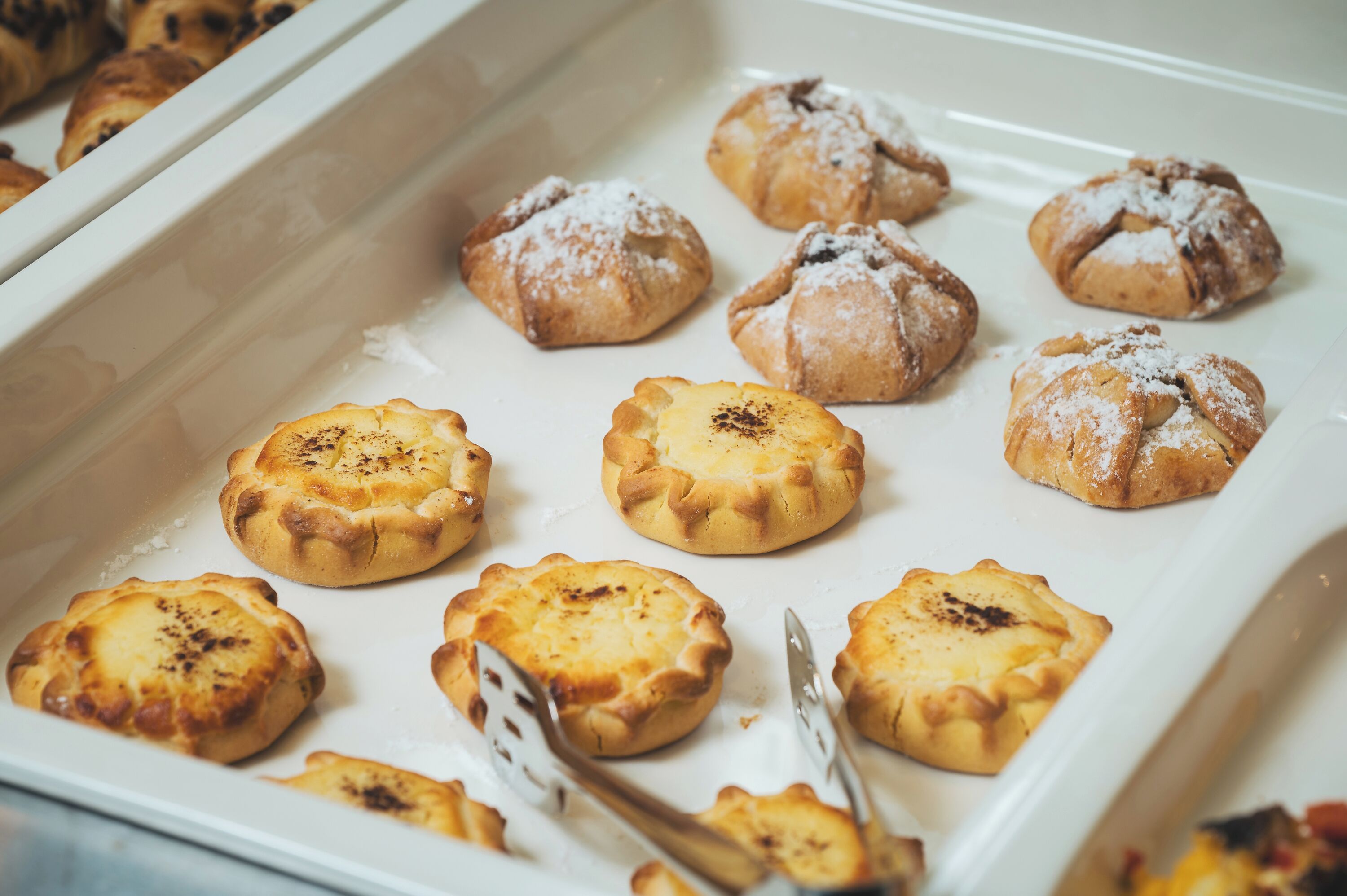 Un plateau de produits de boulangerie, probablement des pâtisseries, posé sur une surface blanche.
