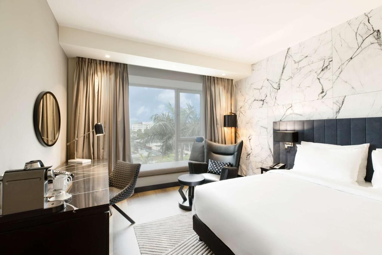 Escritorio, espacio para trabajar con laptop y wifi gratis 