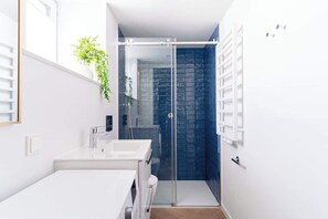 Comfort Apartment | Bathroom | Shower, hair dryer, towels, soap - Miodova20 by StayLab (Kraków)