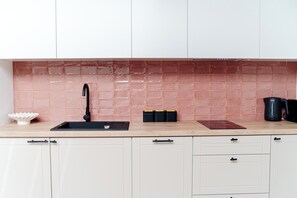 Kühlschrank, Mikrowelle, Herdplatte, Espressomaschine