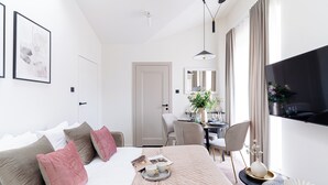 A modern hotel room with a bed, a desk, and a TV. - Miodova20 by StayLab (Kraków)