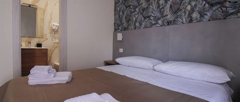 Basic Room (Triple) | Desk, laptop workspace, soundproofing, free WiFi