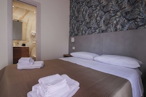 Rom – basic (Triple) | Skrivebord, skrivebord for bærbar PC, lydisolert og wi-fi (inkludert)