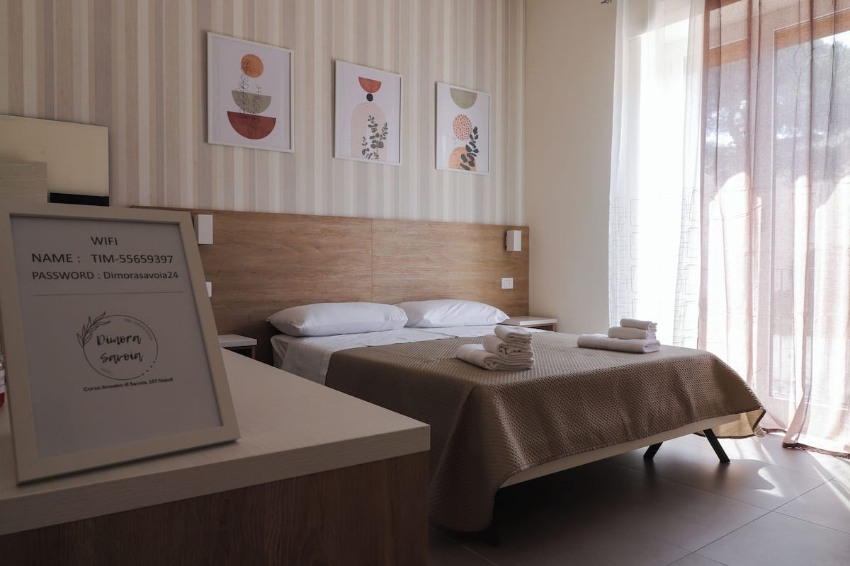 Habitación básica doble | Escritorio, espacio para trabajar con laptop y insonorización