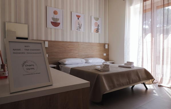 Dobbeltrom – basic | Skrivebord, skrivebord for bærbar PC, lydisolert og wi-fi (inkludert)